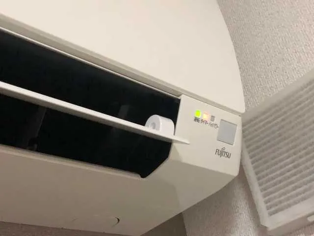 エアコン本体のランプが点滅してエラーコードを示している