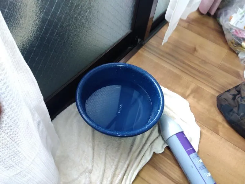 エアコンから水漏れが漏れてきた場合は、水を拭き取り壁や床が腐食する二次被害を防止する為に養生しましょう