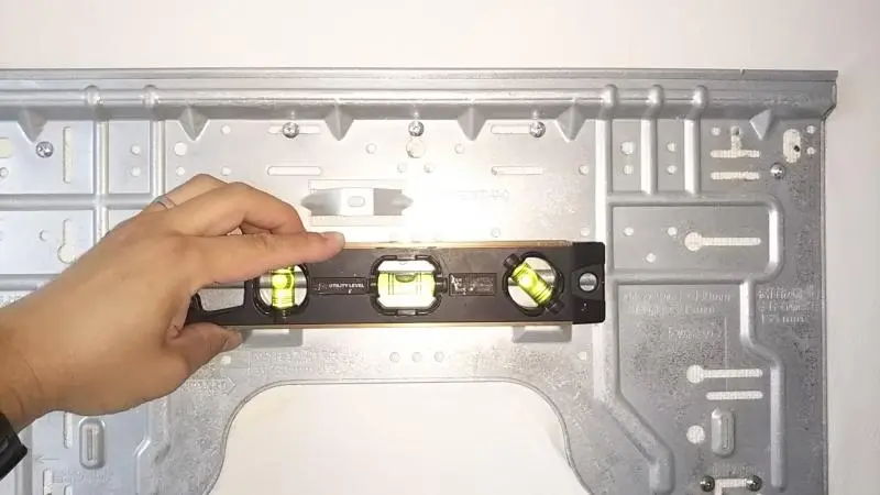 室内機（背板）を再取付して排水の勾配を確保します