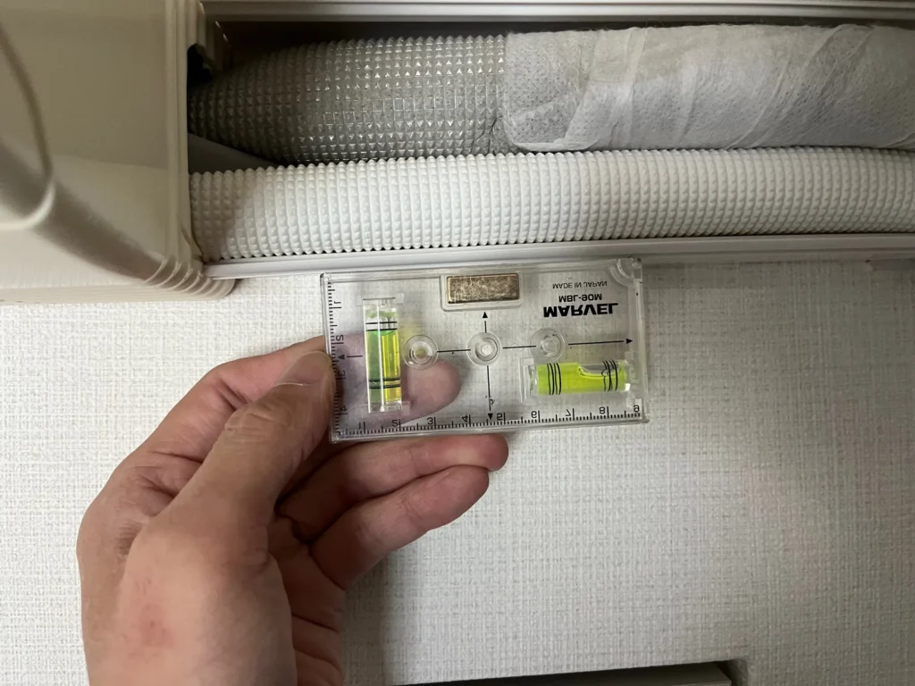 スリムダクト内のドレンホースの勾配を確認