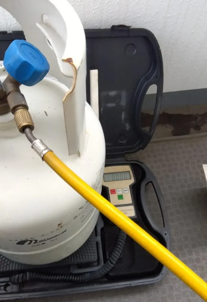 デジタルチャージングスケールで正確なガスの量をチャージする