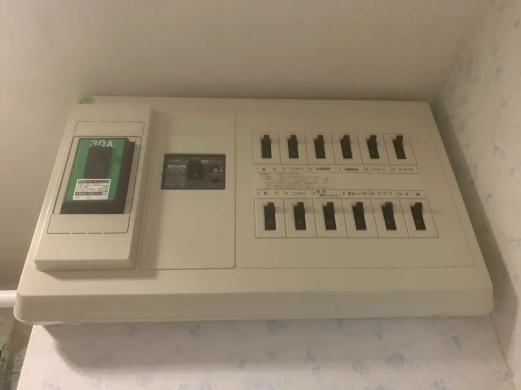 分電盤のエアコン専用回路が落ちていないか確認