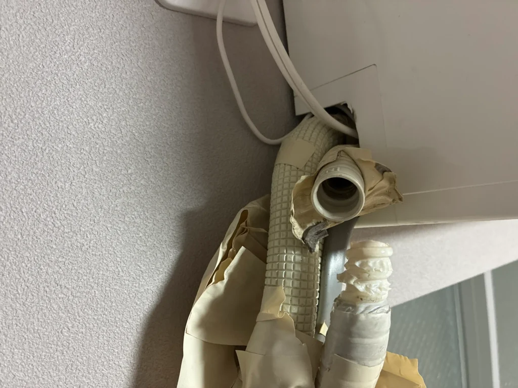 ドレンホースの接続部が抜けつことで水漏れが発生することがよくあります