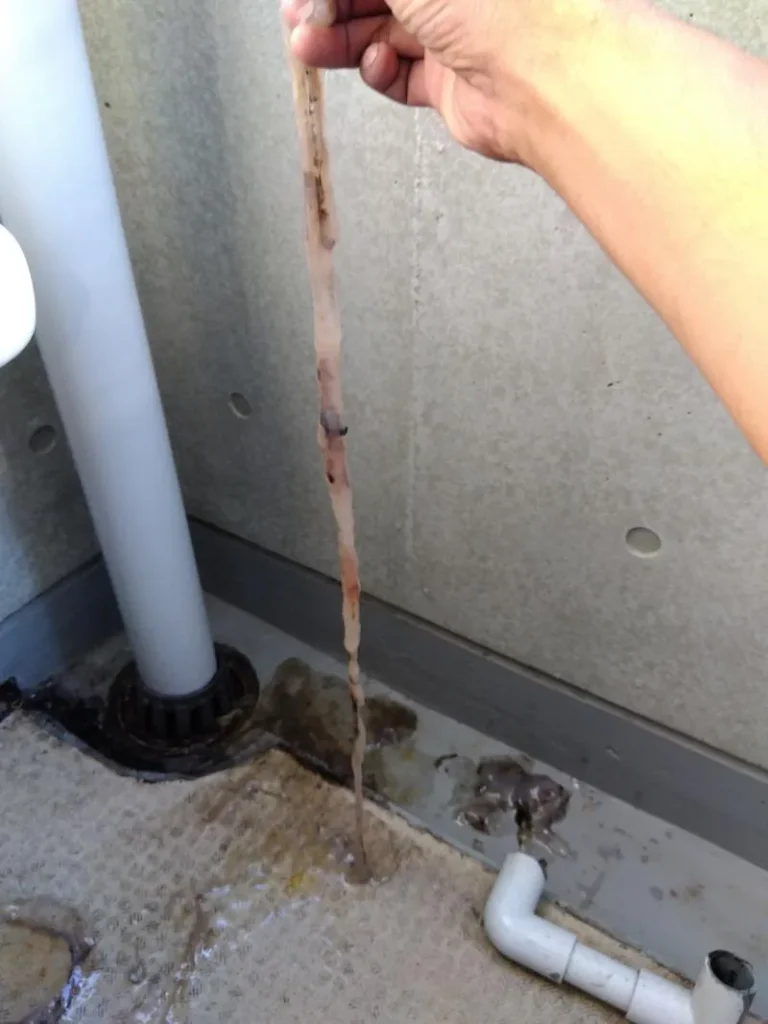 巨大なドレンスライムがエアコン内部に詰まり水漏れした