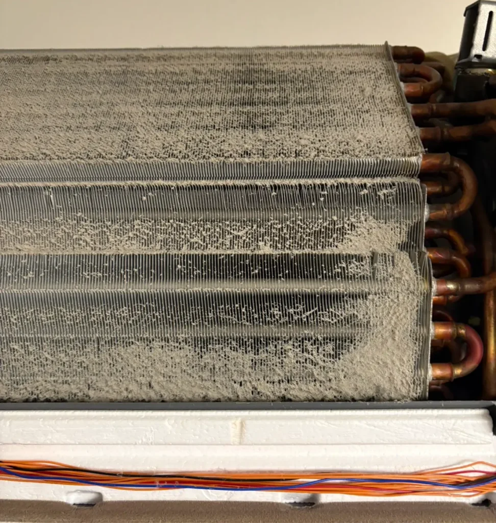 エアコン内部の熱交換器が汚れて水漏れすることは多々あります