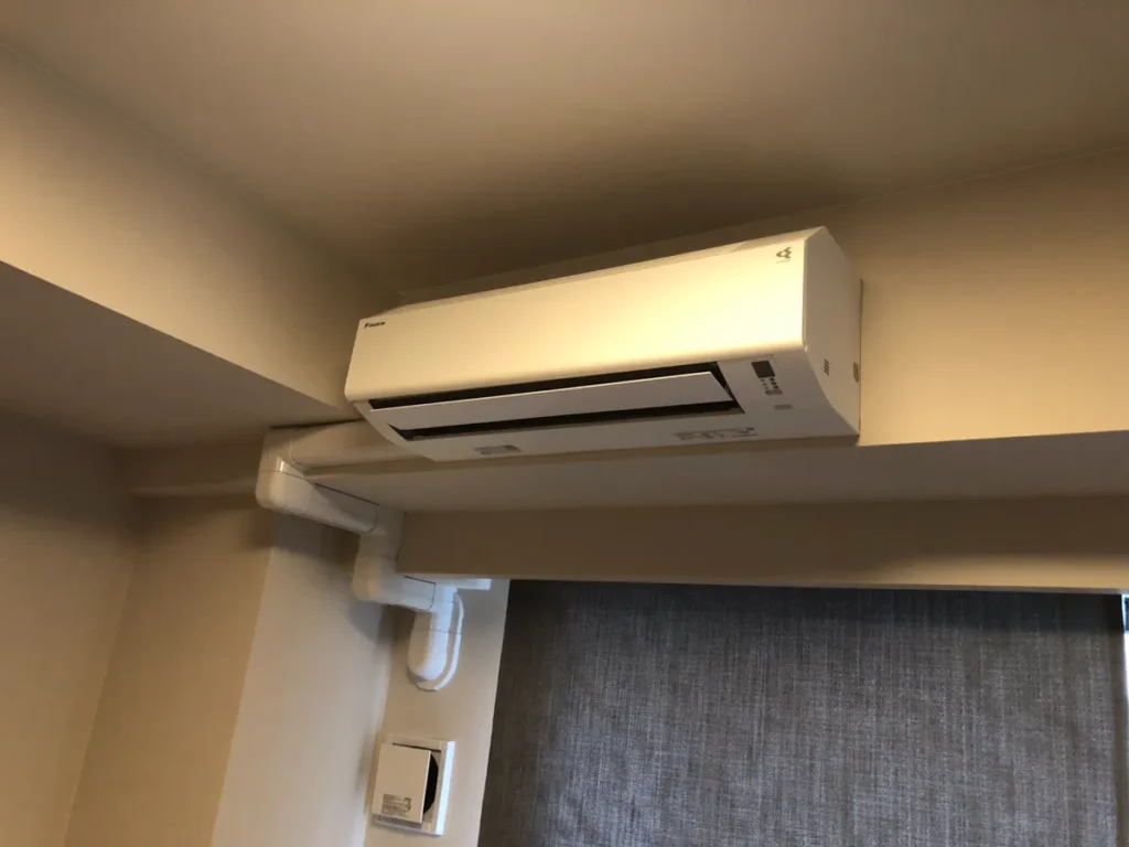 室内側でスリムダクト施工したエアコン