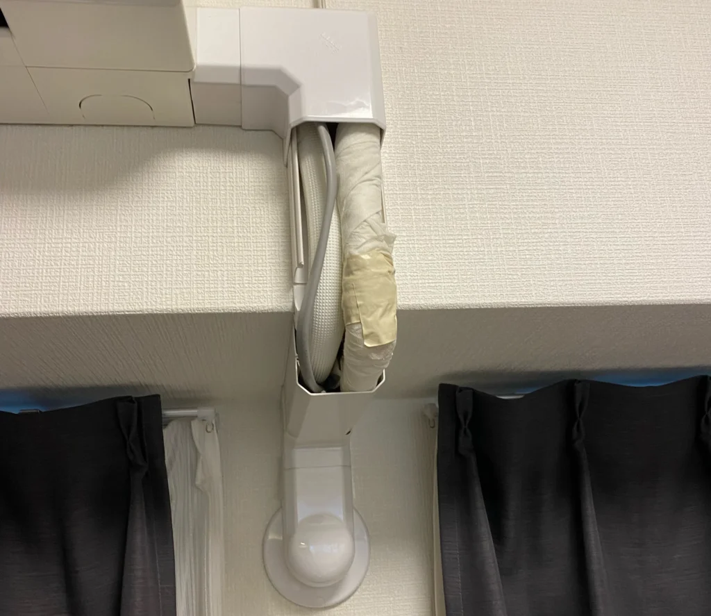エアコンのスリムダクトを分解すると配管やドレンホースが詰まっており元に戻すことが難しい