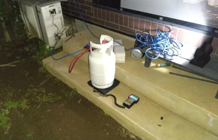 夜間作業でガスチャージします