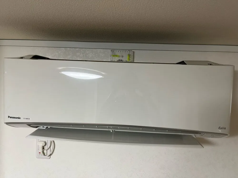 エアコンの室内機の取付不良で傾いた状態