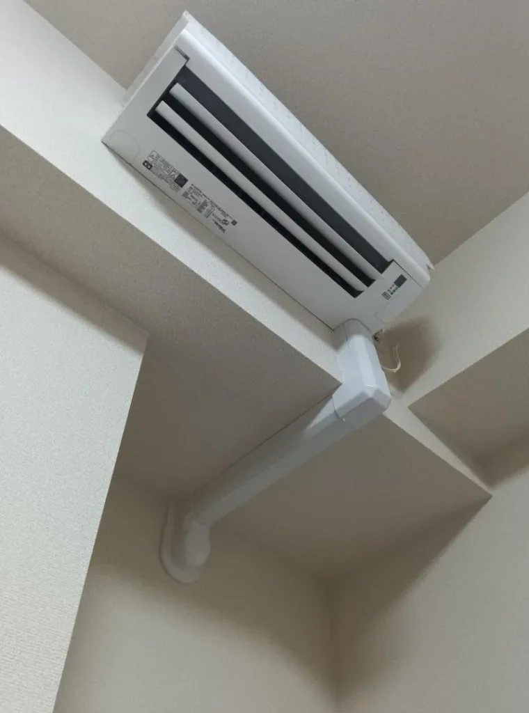 室内側のスリムダクトを使用しているエアコン設置は排水の勾配をとりづらく水漏れの原因になる