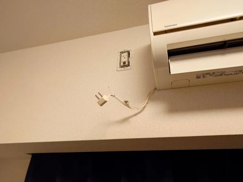 エアコンから水が漏れてきてエアコン専用コンセントを抜く