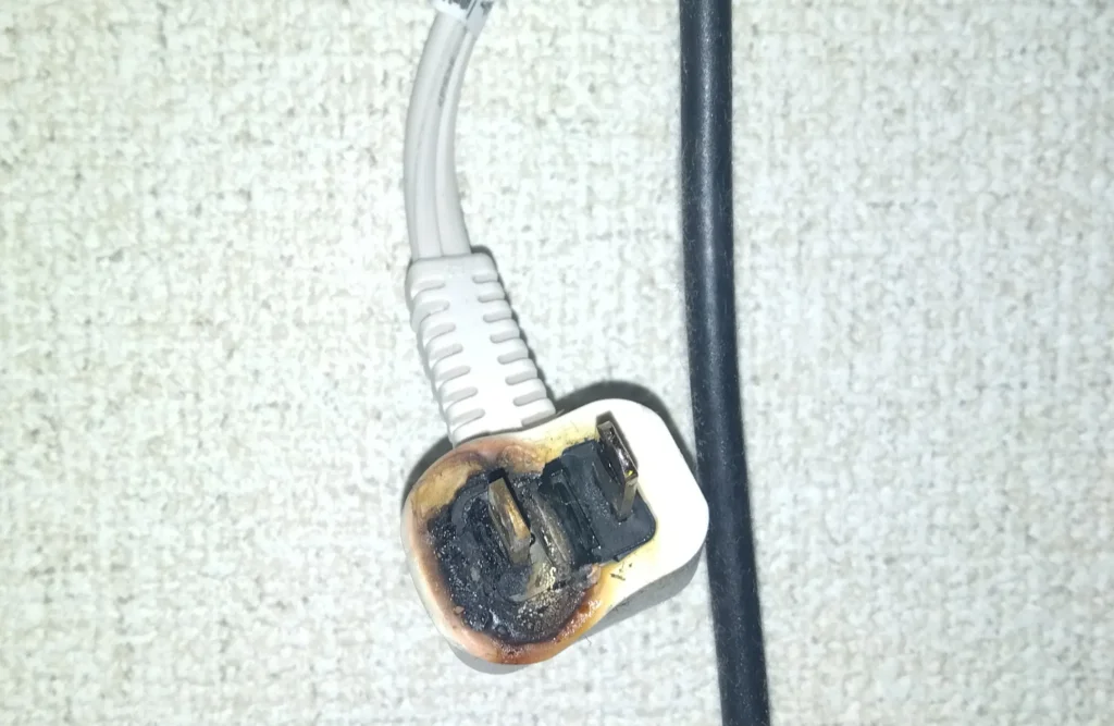コンセントがショートして焦げている