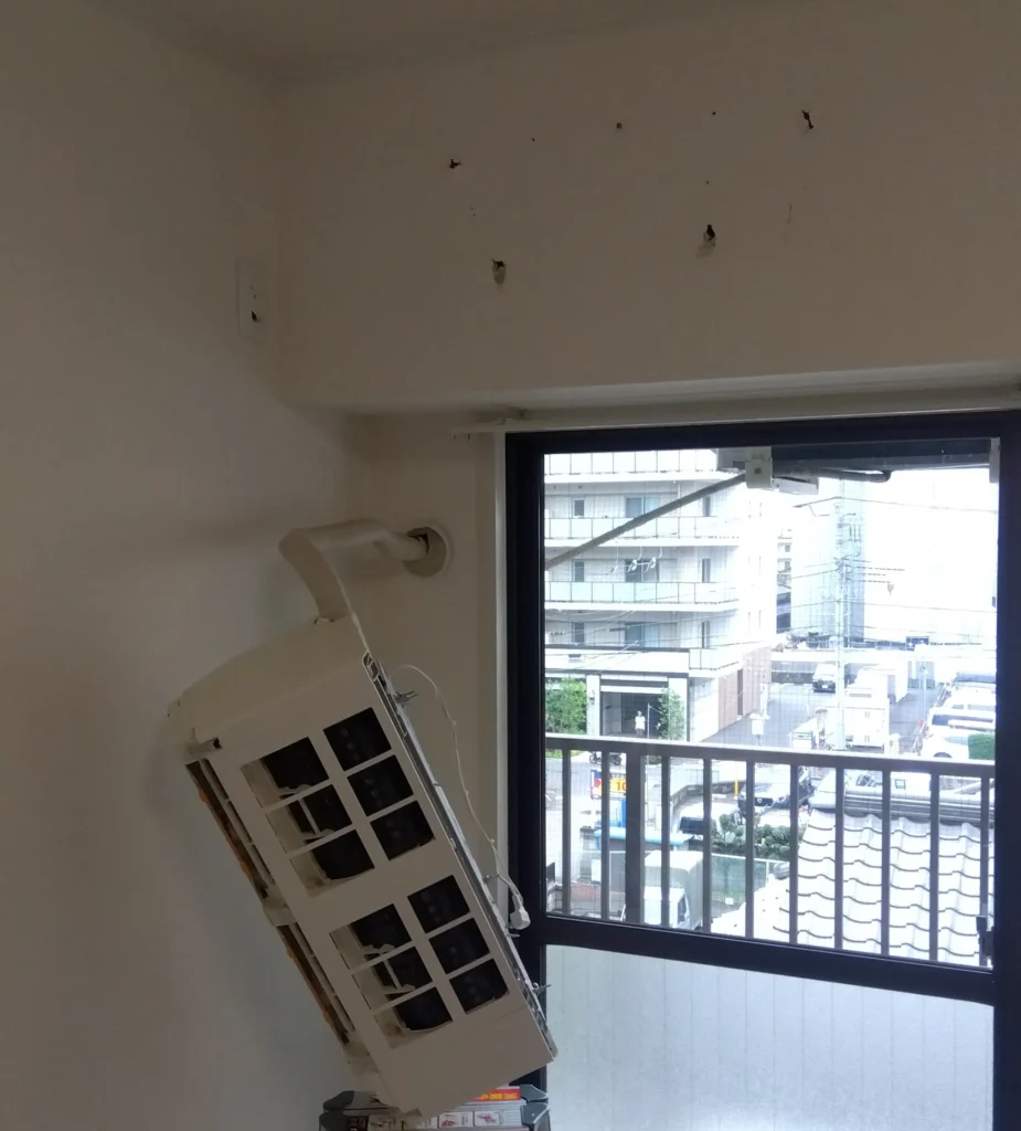 エアコンの水漏れを放置して取付ビスが抜けて室内機が落下した