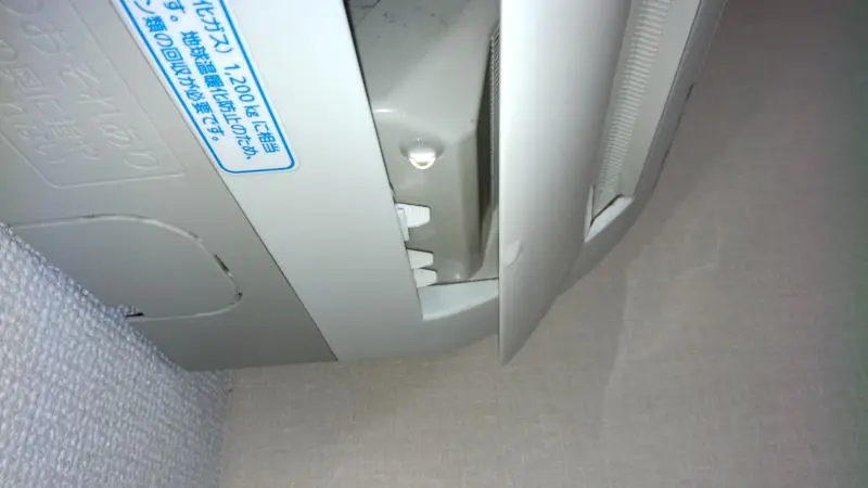 エアコンの右側から水漏れする場合はドレンホースつまりを疑う