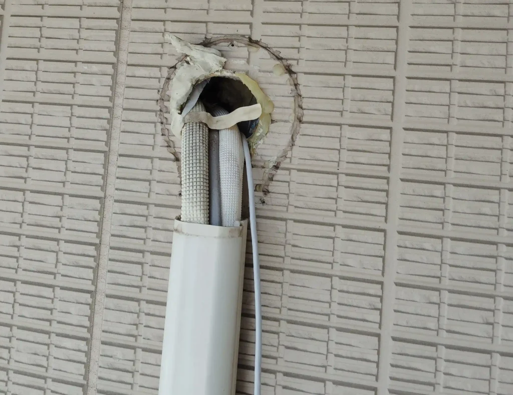 スリムダクトが外れることで雨水が室内に入ってくる水漏れが発生する