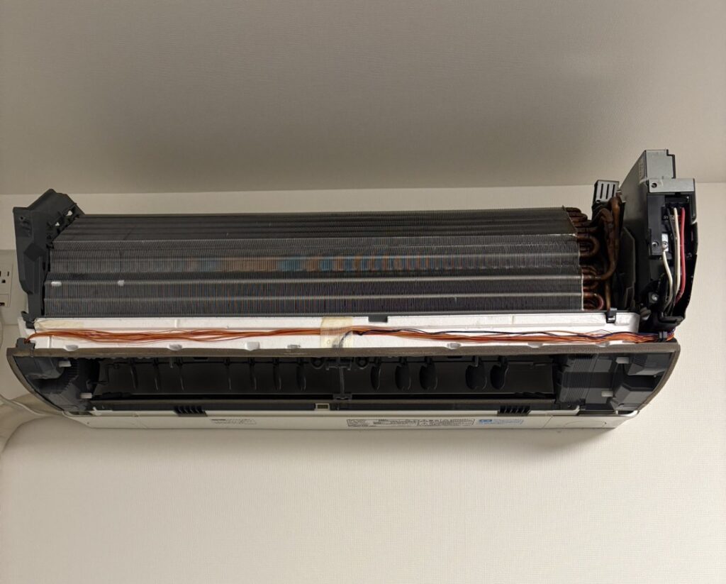 冷媒ガスが不足すると熱交換器が凍って水漏れする場合があります