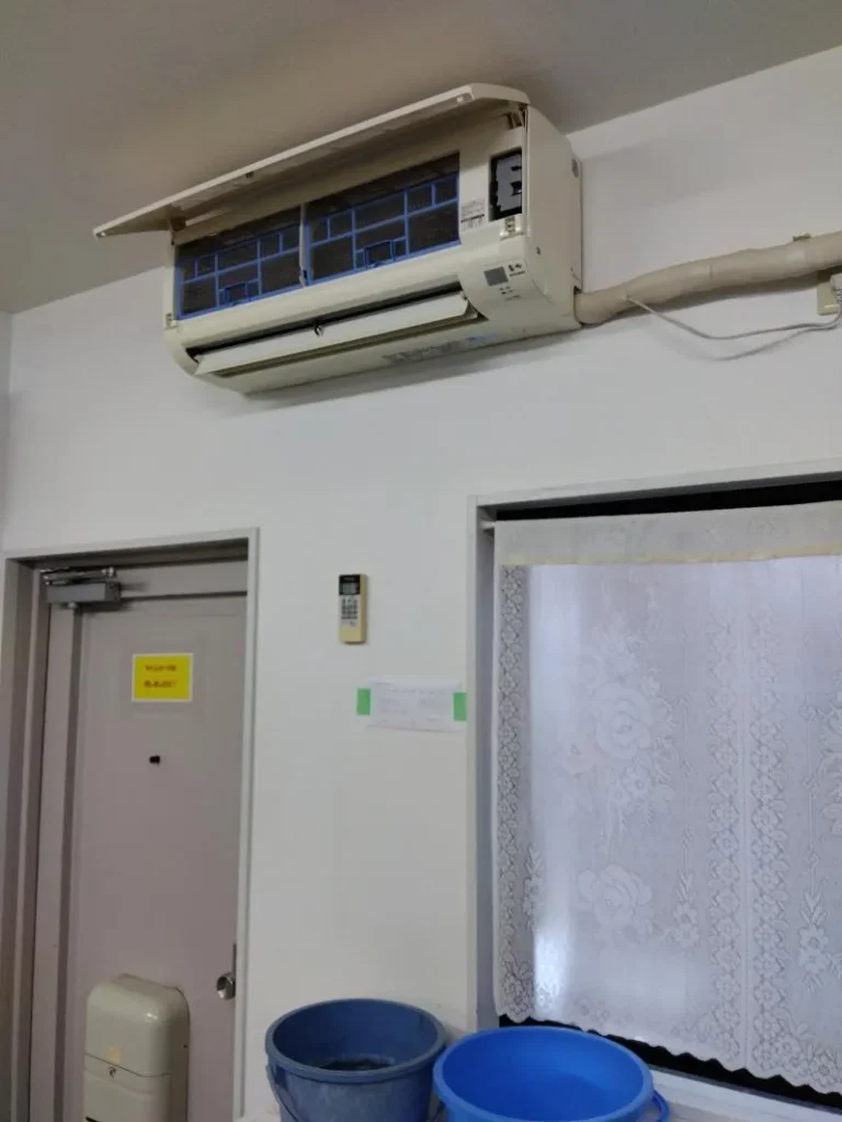 エアコンの右側からの水漏れは、漏れる量が大量になる