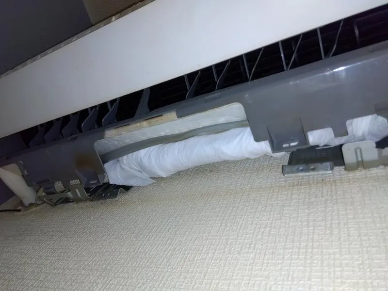 冷媒管の結露を保温材まきなおしで改善する