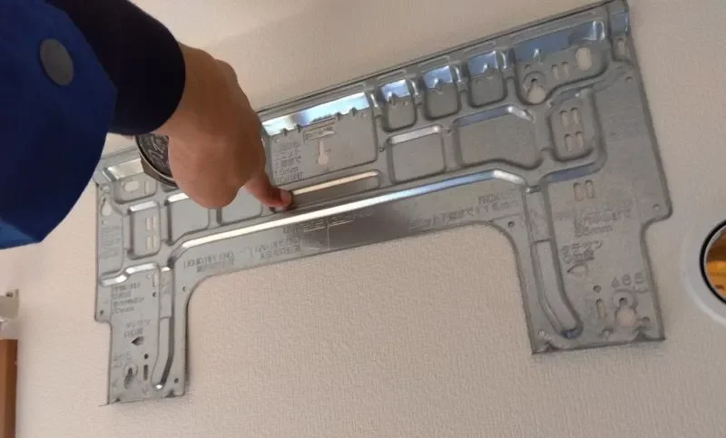 エアコン内部で発生する結露水はエアコンの右側から排水することが多い