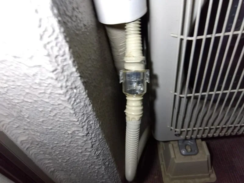 エアカットバルブが斜めに取り付けられた悪い例