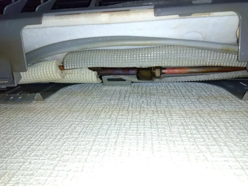 冷媒管の保温材不良に結露水が発生して水漏れする