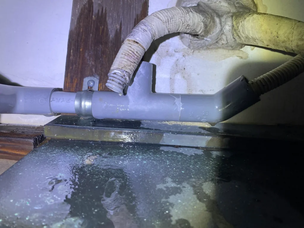 壁中の隠蔽ドレンホース抜けで水漏れが発生する