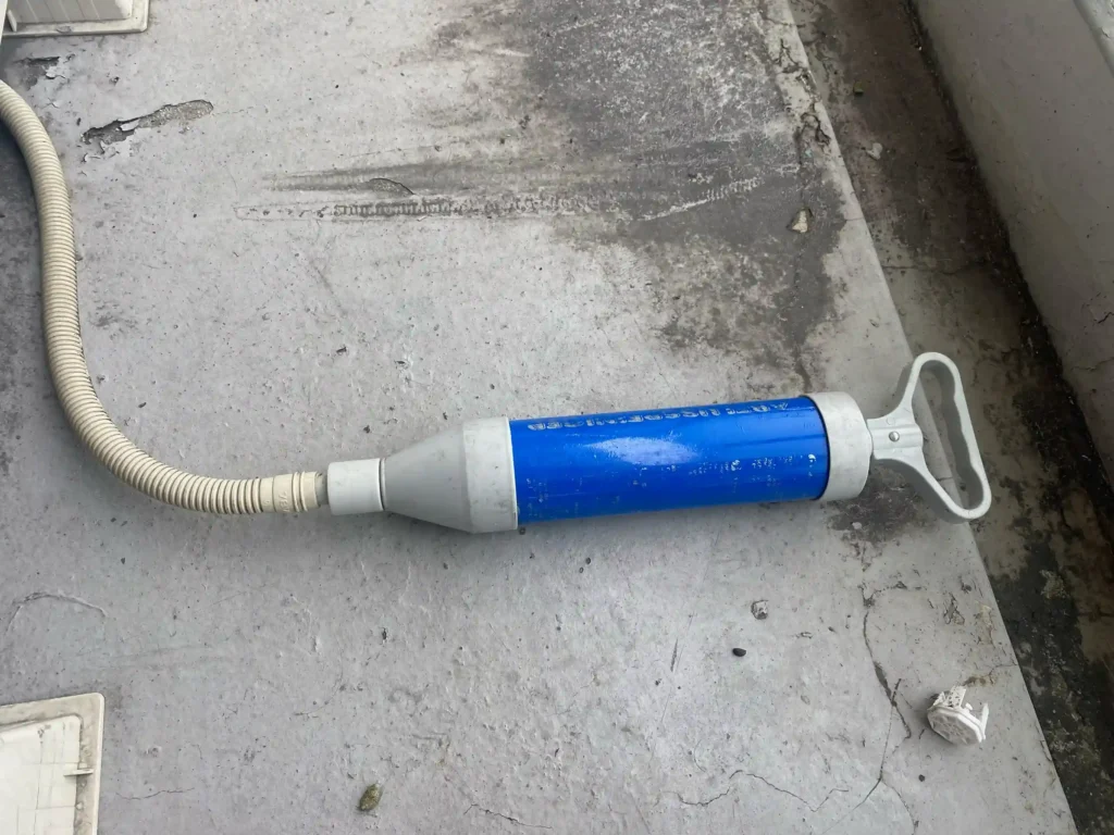 ドレンホース先端にサクションポンプを装着する