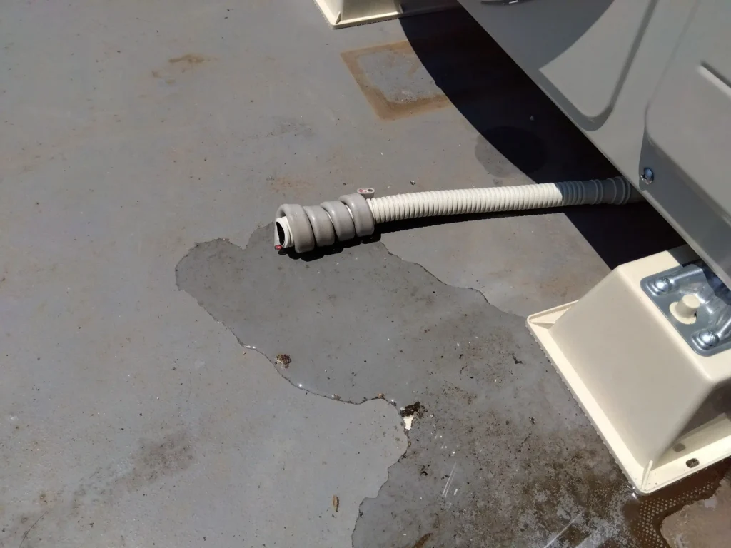 ドレンホースの先端が地面と並行になると勾配がなくなり排水が弱くなり詰まりやすくなる