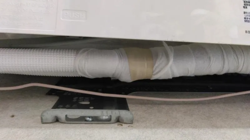 冷媒管に保温材を付けて結露水が発生しないようにする