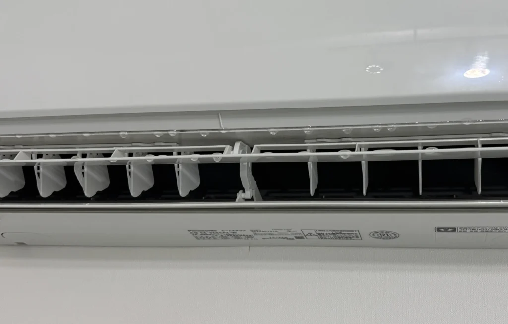 エアコン室内機のルーバーからポタポタ水が垂れている