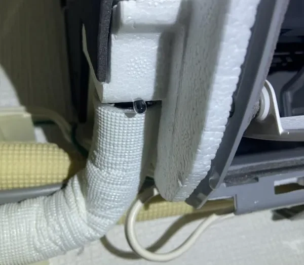 エアコンの左接続ドレンホースから水漏れしている