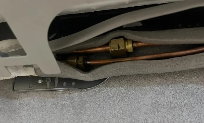 エアコンの左出し配管は冷媒管が結露して水漏れの原因になる