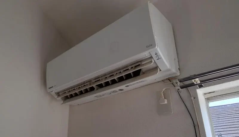 エアコン専用コンセントはエアコンの右側についていることが多い