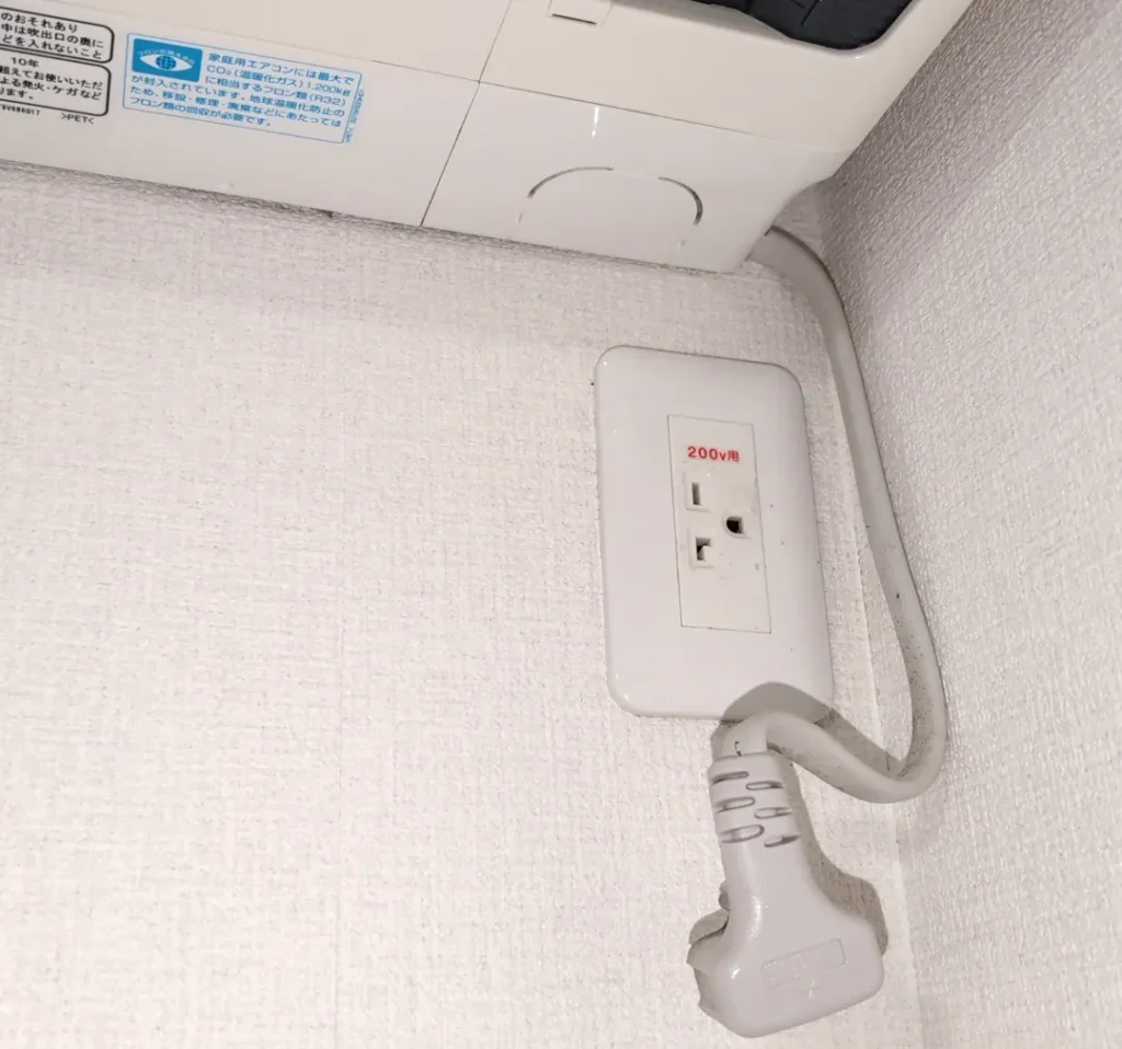 エアコンの右側から水漏れしている場合はえあこん専用コンセントを抜くようにする