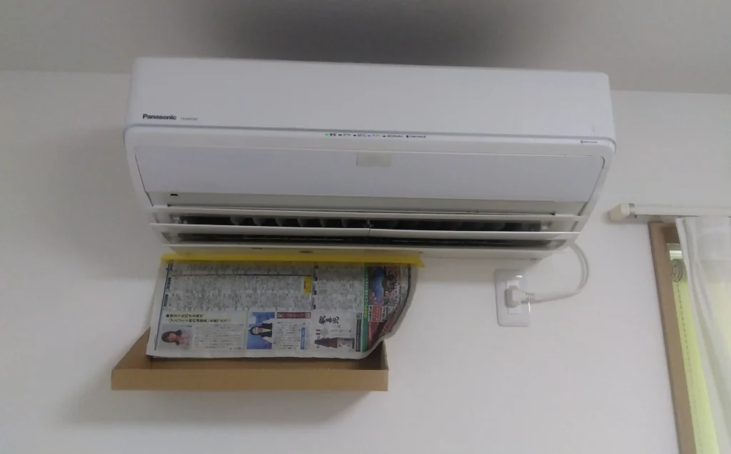 エアコンの左側からポタポタ水漏れしている