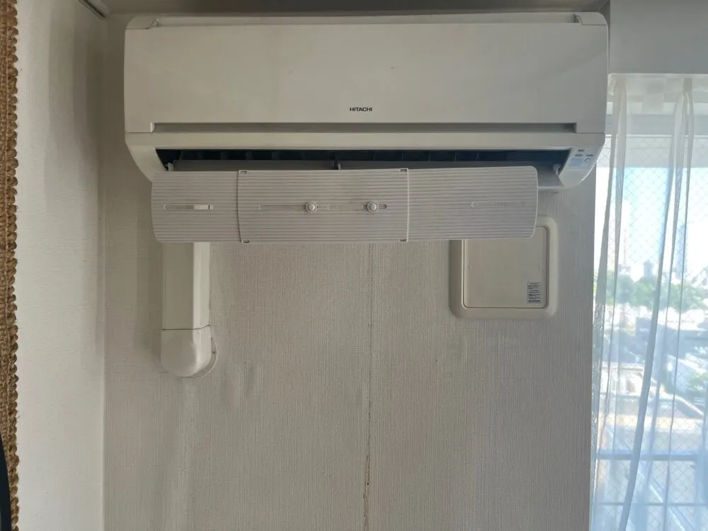 エアコンの水漏れで壁のクロスが浮き出て剥がれている