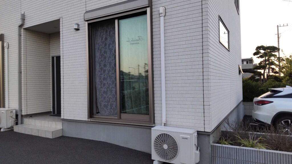 スリムダクトは屋内外で使用されます。
