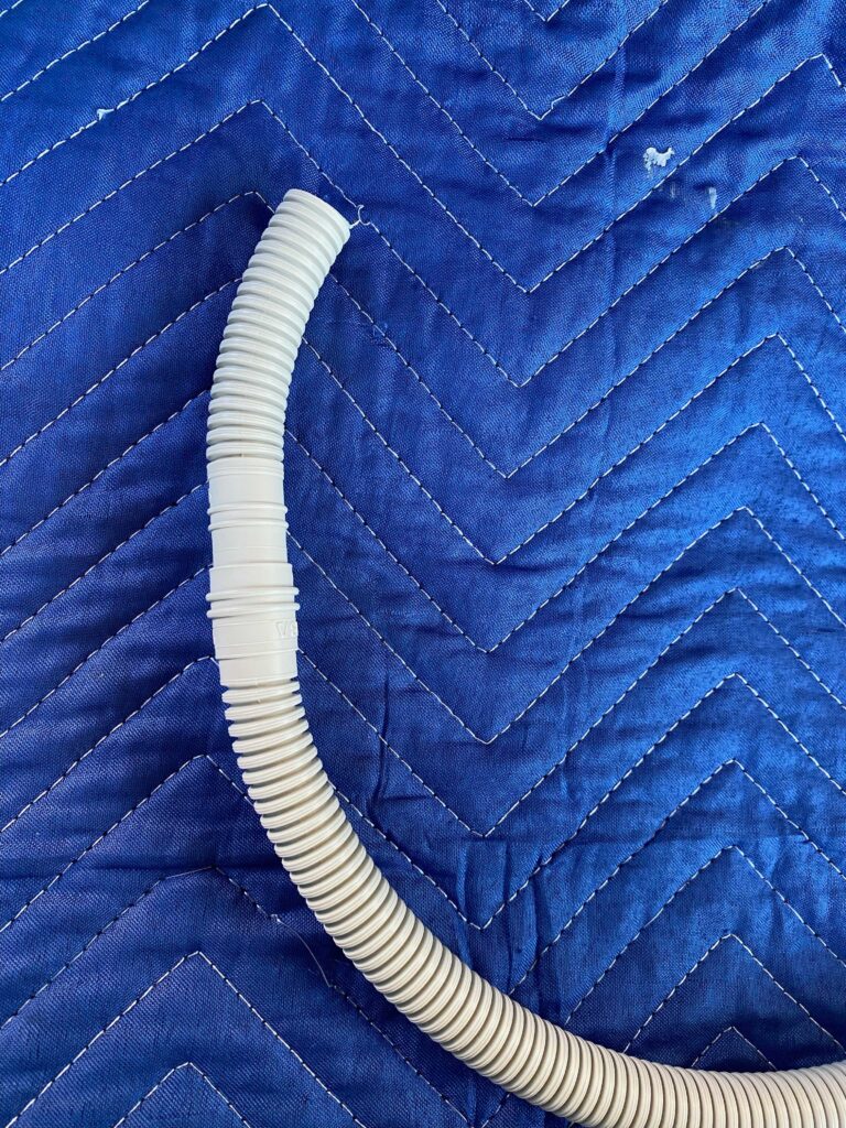 エアコンの室内機で発生した結露水を屋外に排水するドレンホース