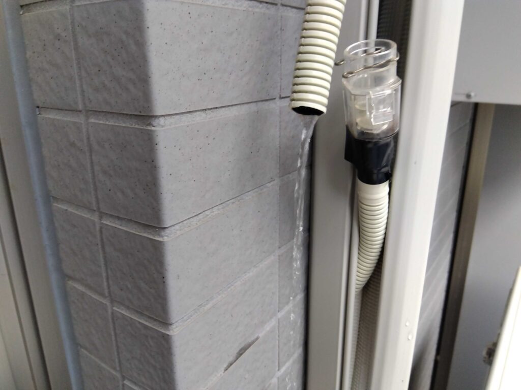 エアカットバルブを分解して詰まったゴミを除去して水漏れを解決させる