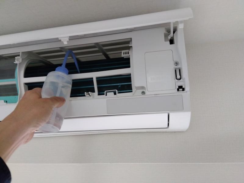 エアコンの排水設備に異常がないか水を強制的に流して詰まりが無いか確認する