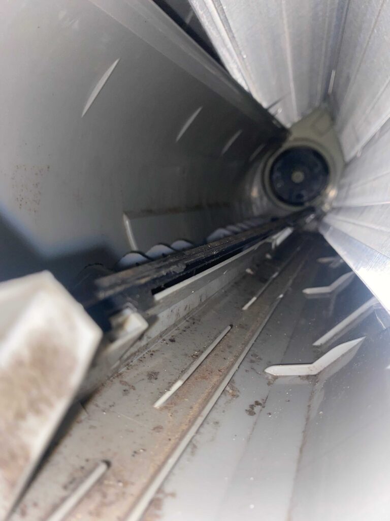 室内機内部のドレンパンを写した画像