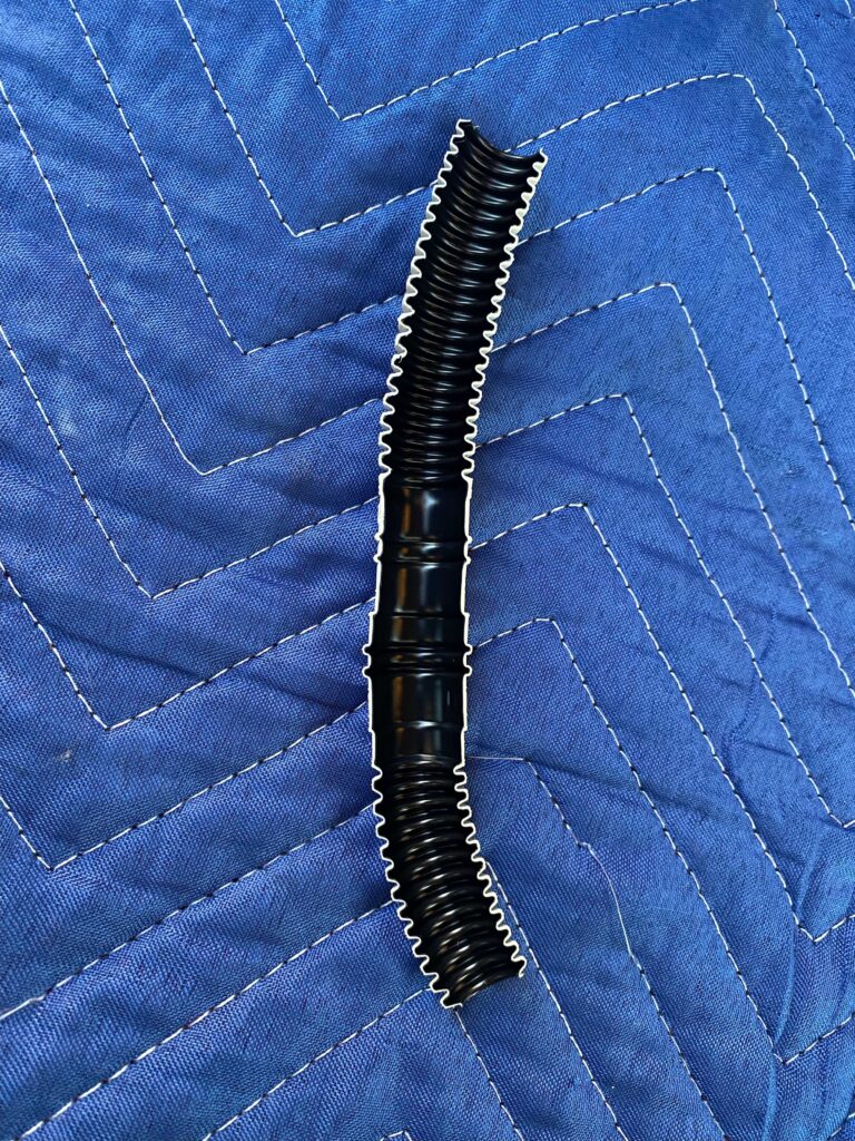 ドレンホースを半分にカットした画像。中が凹凸になっていてゴミが付着して詰まりやすい