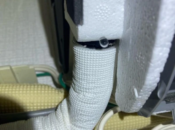 ドレンホースが詰まって排水量が少なくなるとオーバーフローしてポタポタ水漏れする