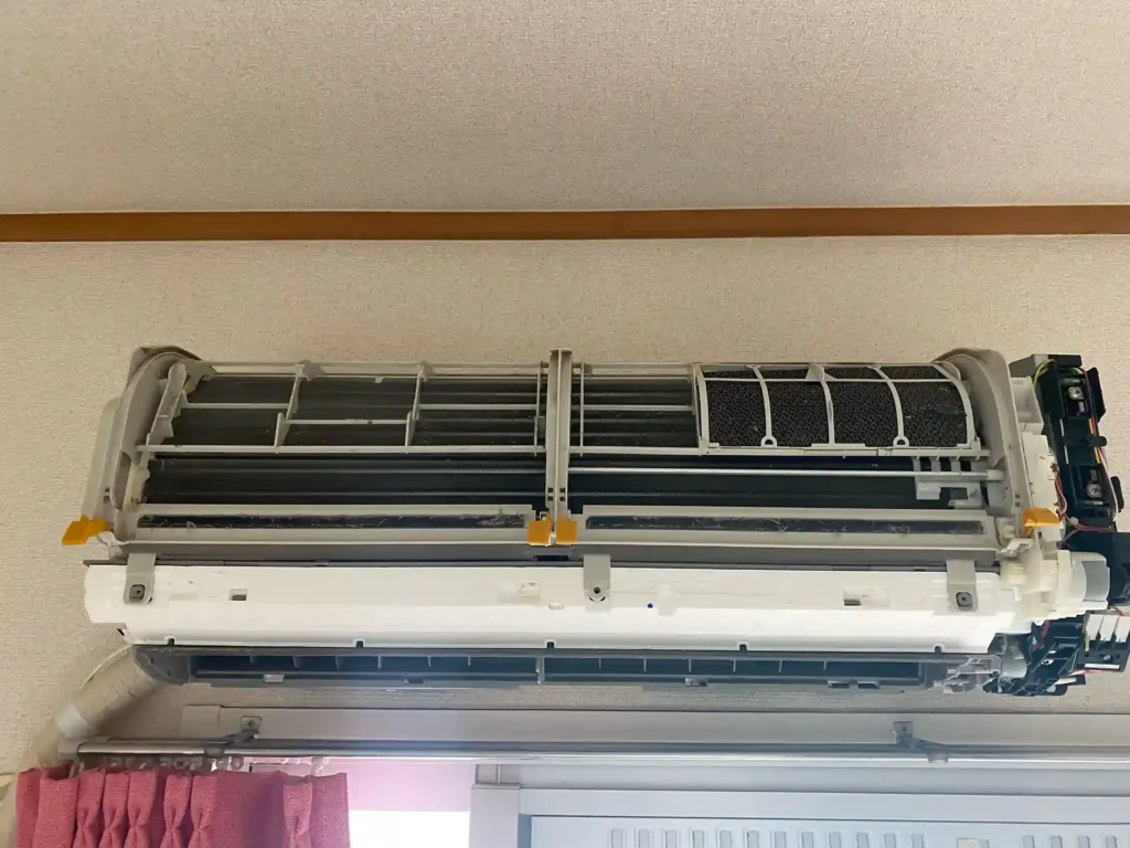 エアコンの室内機を分解してドレンパンを清掃する
