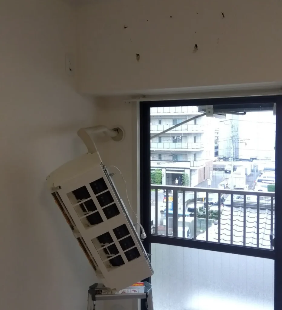 水漏れで取付ビスが抜けて室内機が落下した写真