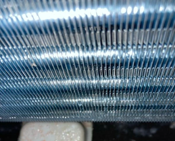 エアコンの熱交換器に水滴が溜まっている