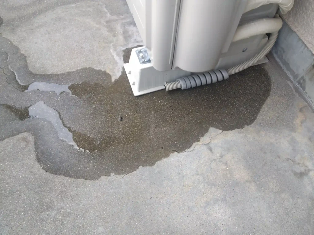 ドレンホースから水が出ているか確認する