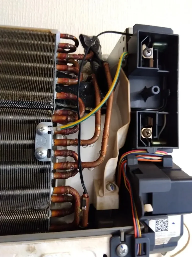 室内機の電装部は右側についている