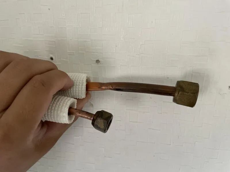 古い冷媒管が潰れてガス漏れしている