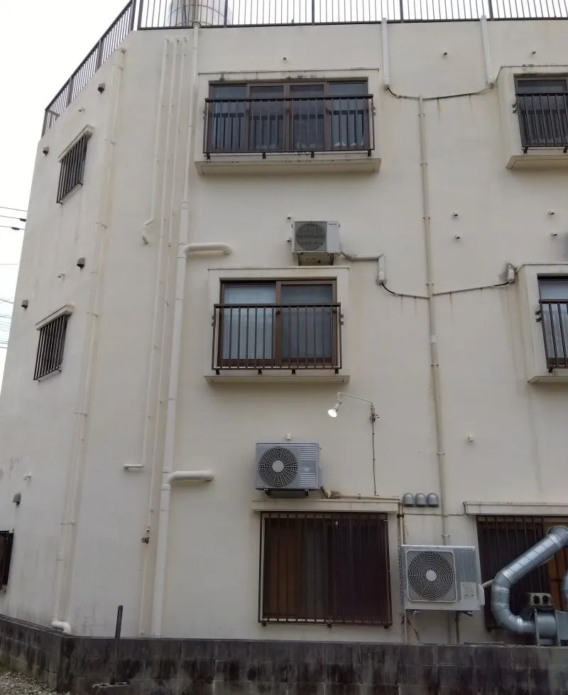 室外機がへ壁面に設置されている悪環境でも施工します